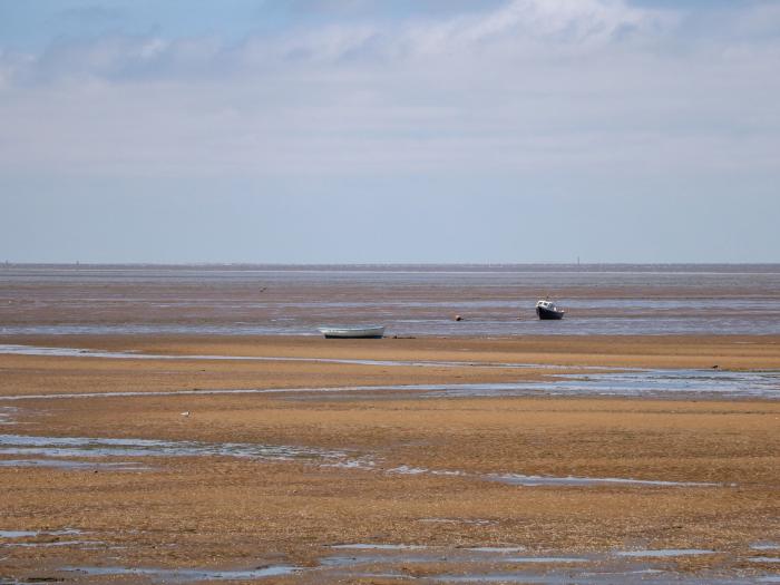 102 The Beach in Snettisham, Norfolk. Near an RSBP reserve. Sea views. Lake views. Off-road parking.