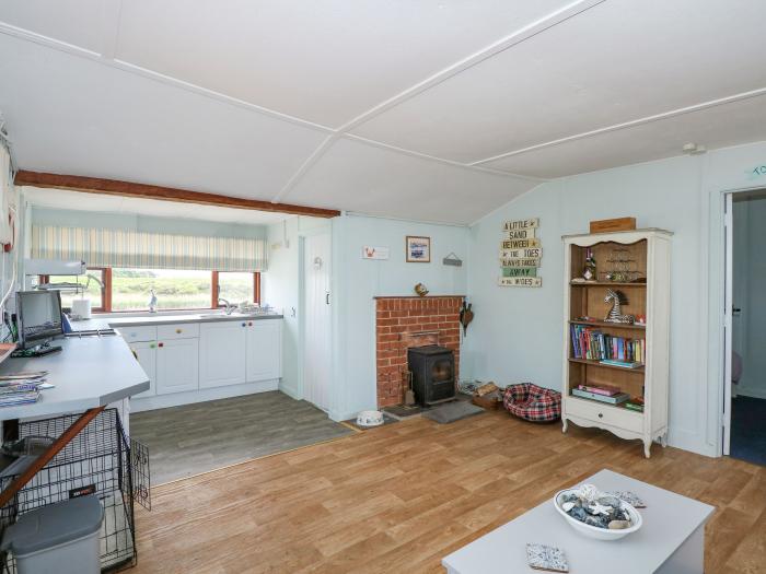 102 The Beach in Snettisham, Norfolk. Near an RSBP reserve. Sea views. Lake views. Off-road parking.