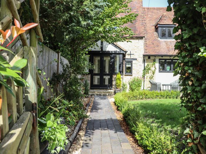 Woodbine Cottage, Cleeve Prior near Bidford-On-Avon, Worcestershire. Near an AONB. Off-road parking.