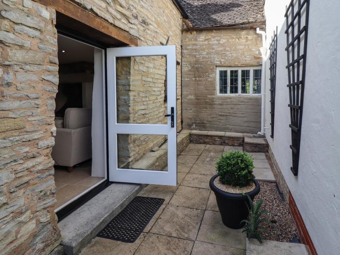 Woodbine Cottage, Cleeve Prior near Bidford-On-Avon, Worcestershire. Near an AONB. Off-road parking.