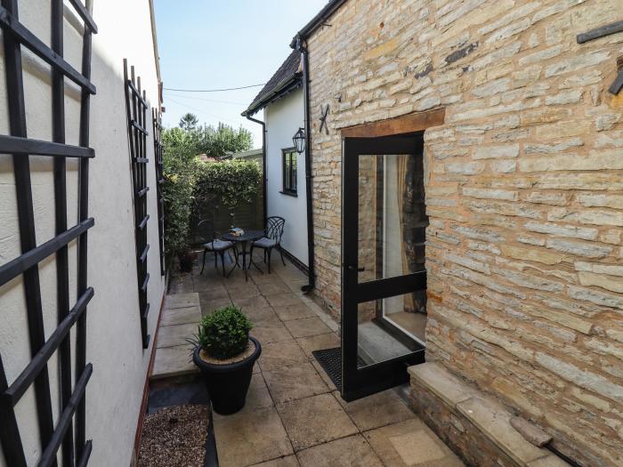 Woodbine Cottage, Cleeve Prior near Bidford-On-Avon, Worcestershire. Near an AONB. Off-road parking.