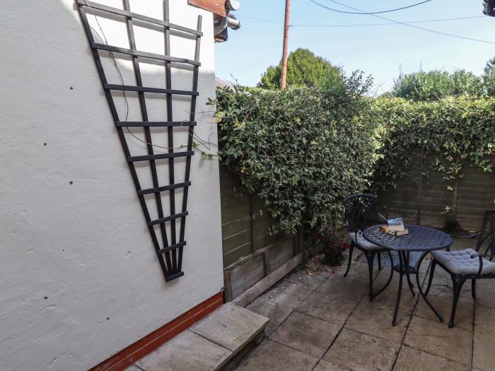 Woodbine Cottage, Cleeve Prior near Bidford-On-Avon, Worcestershire. Near an AONB. Off-road parking.