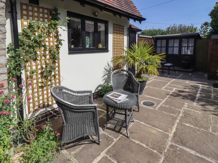 Woodbine Cottage, Cleeve Prior near Bidford-On-Avon, Worcestershire. Near an AONB. Off-road parking.