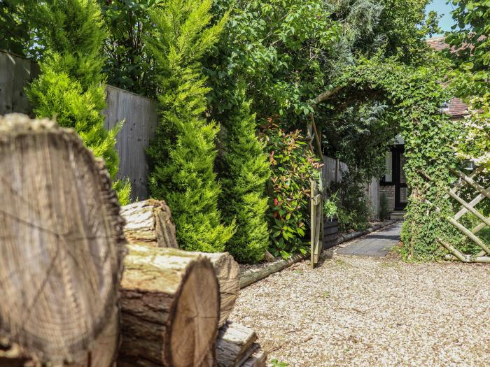 Woodbine Cottage, Cleeve Prior near Bidford-On-Avon, Worcestershire. Near an AONB. Off-road parking.