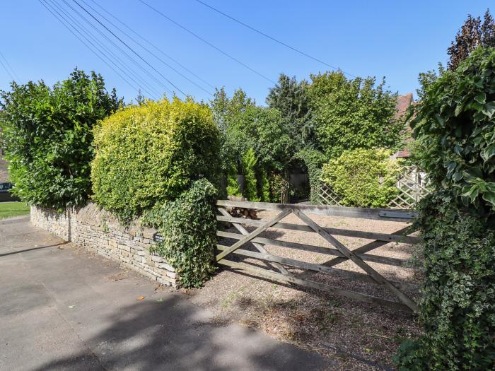 Woodbine Cottage, Cleeve Prior near Bidford-On-Avon, Worcestershire. Near an AONB. Off-road parking.