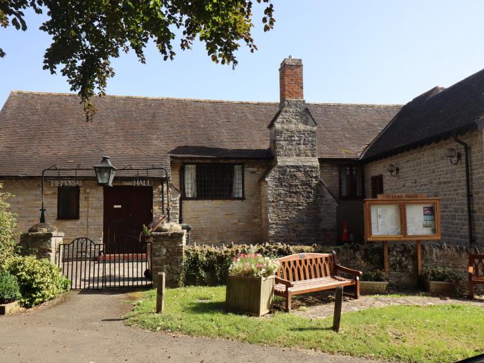 Woodbine Cottage, Cleeve Prior near Bidford-On-Avon, Worcestershire. Near an AONB. Off-road parking.