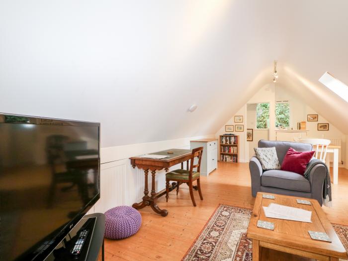 The Annexe Whitethorn Cottage in Crawley, near Sparsholt, Hampshire. Romantic. Close to pub. Parking