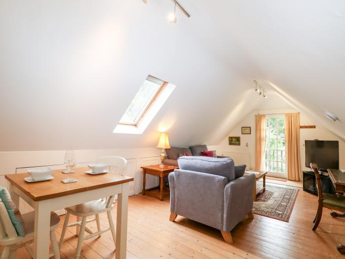 The Annexe Whitethorn Cottage in Crawley, near Sparsholt, Hampshire. Romantic. Close to pub. Parking