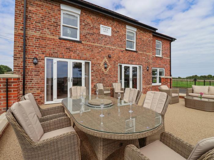 Foremans Cottage is in Winestead near Withernsea, East Riding of Yorkshire. Close to a beach. Garden