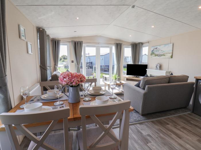 Emily's Escape nr Bridlington, East Riding of Yorkshire. Open-plan living. Beach close. Two bedrooms