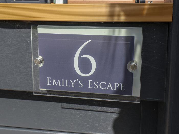 Emily's Escape nr Bridlington, East Riding of Yorkshire. Open-plan living. Beach close. Two bedrooms