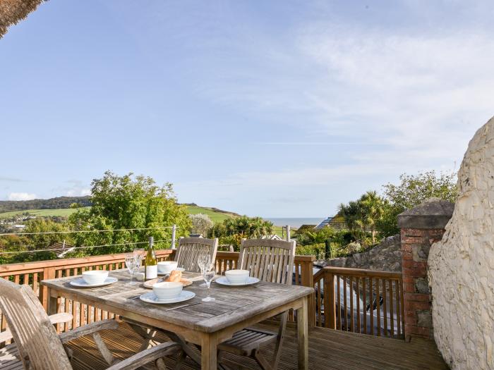 4 Charmouth House in Charmouth, Dorset. Close to amenities and beach. Grade-II listed. Dog-friendly.