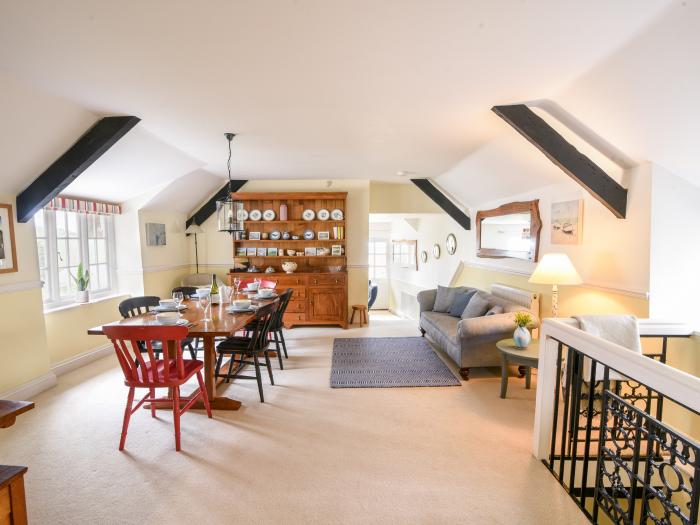 4 Charmouth House in Charmouth, Dorset. Close to amenities and beach. Grade-II listed. Dog-friendly.