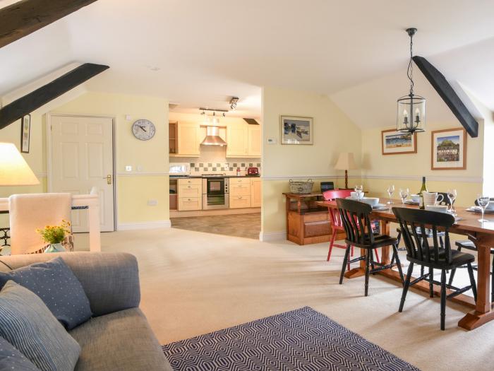 4 Charmouth House in Charmouth, Dorset. Close to amenities and beach. Grade-II listed. Dog-friendly.