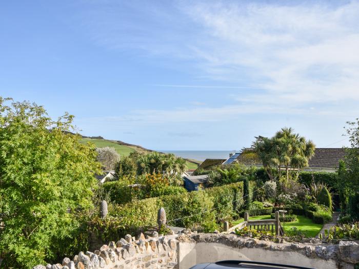 4 Charmouth House in Charmouth, Dorset. Close to amenities and beach. Grade-II listed. Dog-friendly.