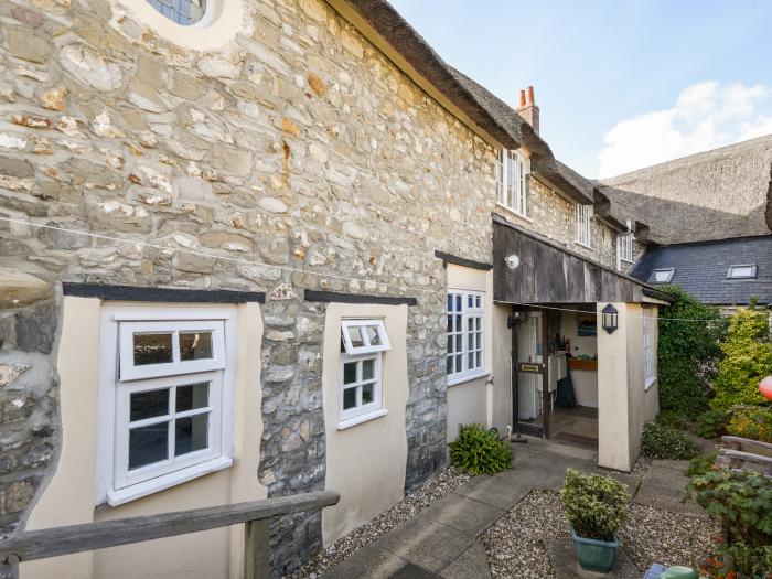 4 Charmouth House in Charmouth, Dorset. Close to amenities and beach. Grade-II listed. Dog-friendly.