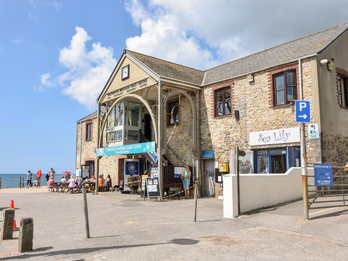 4 Charmouth House in Charmouth, Dorset. Close to amenities and beach. Grade-II listed. Dog-friendly.