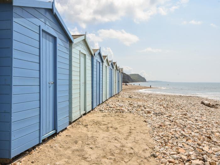 4 Charmouth House in Charmouth, Dorset. Close to amenities and beach. Grade-II listed. Dog-friendly.