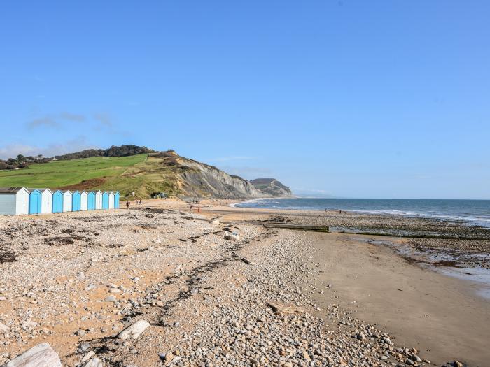 4 Charmouth House in Charmouth, Dorset. Close to amenities and beach. Grade-II listed. Dog-friendly.