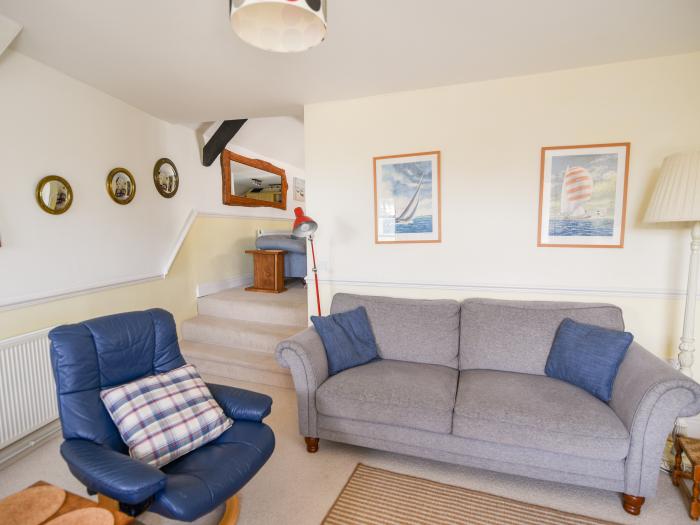 4 Charmouth House in Charmouth, Dorset. Close to amenities and beach. Grade-II listed. Dog-friendly.