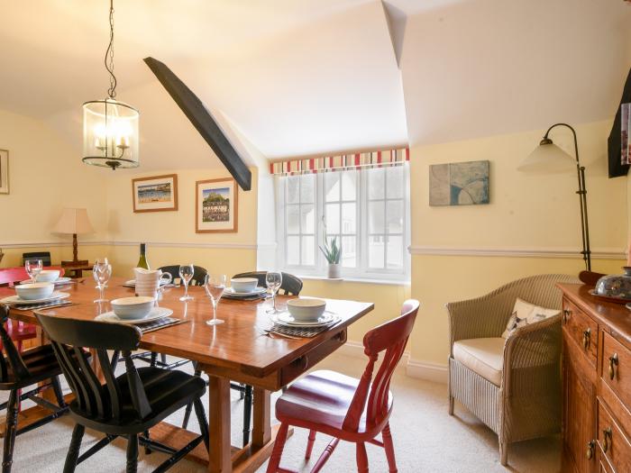 4 Charmouth House in Charmouth, Dorset. Close to amenities and beach. Grade-II listed. Dog-friendly.