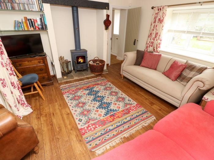 Frosthill Cottage, Carisbrooke, Isle of Weight. Garden. Woodburning stove. Off-road parking. WiFi TV