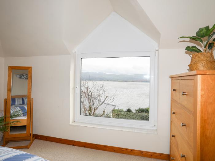 Bwthyn, Borth-y-Gest, near Porthmadog, Gwynedd. Close to a beach. Garden. 2 pets. Woodburning stove.