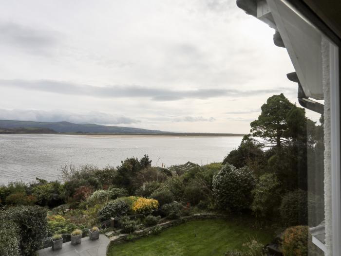 Bwthyn, Borth-y-Gest, near Porthmadog, Gwynedd. Close to a beach. Garden. 2 pets. Woodburning stove.