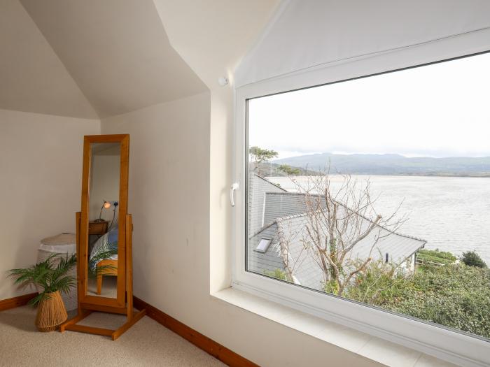 Bwthyn, Borth-y-Gest, near Porthmadog, Gwynedd. Close to a beach. Garden. 2 pets. Woodburning stove.