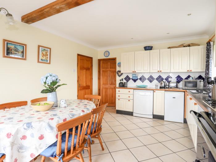 Bwthyn, Borth-y-Gest, near Porthmadog, Gwynedd. Close to a beach. Garden. 2 pets. Woodburning stove.