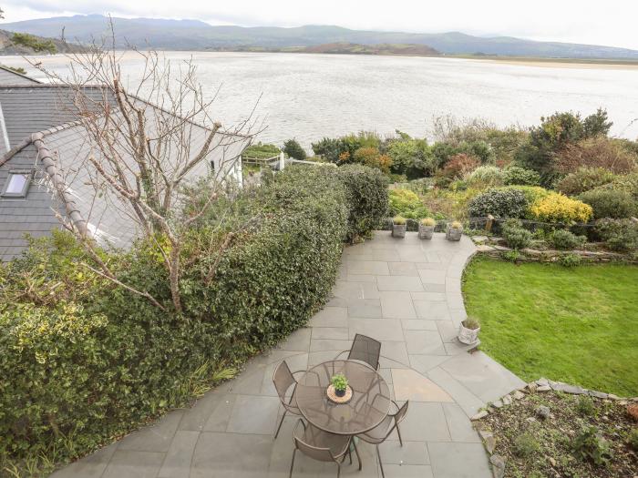 Bwthyn, Borth-y-Gest, near Porthmadog, Gwynedd. Close to a beach. Garden. 2 pets. Woodburning stove.