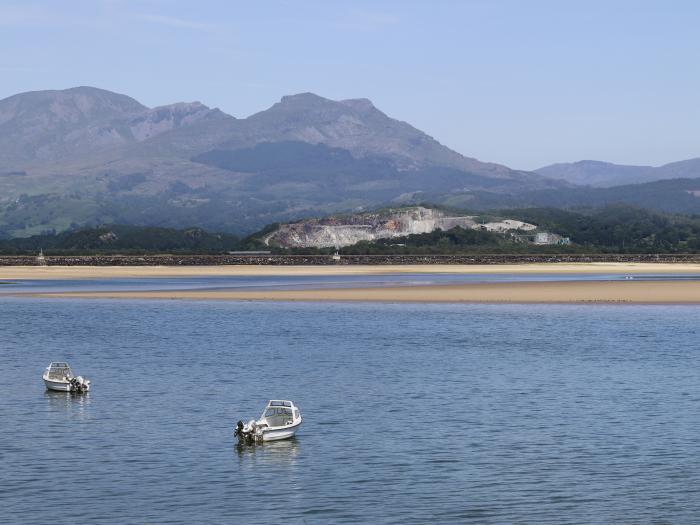 Bwthyn, Borth-y-Gest, near Porthmadog, Gwynedd. Close to a beach. Garden. 2 pets. Woodburning stove.