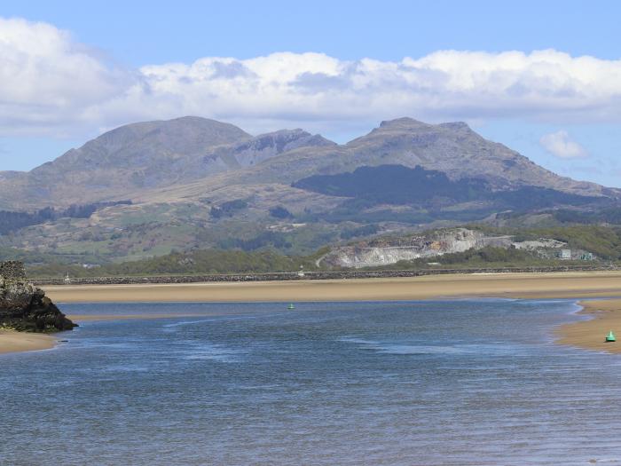 Bwthyn, Borth-y-Gest, near Porthmadog, Gwynedd. Close to a beach. Garden. 2 pets. Woodburning stove.