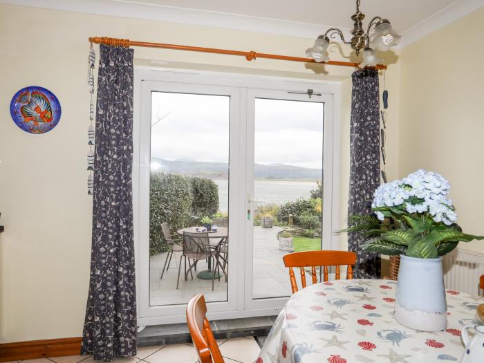 Bwthyn, Borth-y-Gest, near Porthmadog, Gwynedd. Close to a beach. Garden. 2 pets. Woodburning stove.