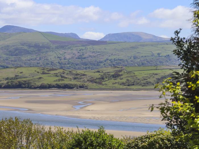 Bwthyn, Borth-y-Gest, near Porthmadog, Gwynedd. Close to a beach. Garden. 2 pets. Woodburning stove.