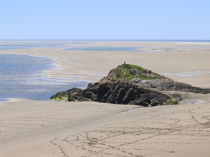 Bwthyn, Borth-y-Gest, near Porthmadog, Gwynedd. Close to a beach. Garden. 2 pets. Woodburning stove.