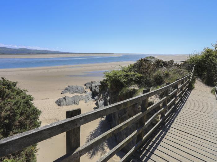 Bwthyn, Borth-y-Gest, near Porthmadog, Gwynedd. Close to a beach. Garden. 2 pets. Woodburning stove.