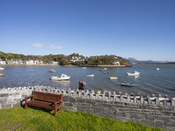 Bwthyn, Borth-y-Gest, near Porthmadog, Gwynedd. Close to a beach. Garden. 2 pets. Woodburning stove.