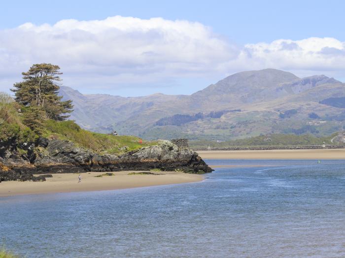 Bwthyn, Borth-y-Gest, near Porthmadog, Gwynedd. Close to a beach. Garden. 2 pets. Woodburning stove.