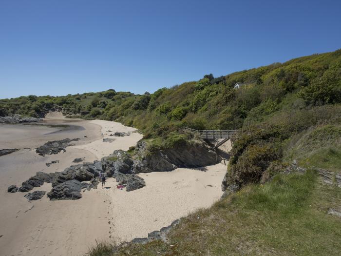 Bwthyn, Borth-y-Gest, near Porthmadog, Gwynedd. Close to a beach. Garden. 2 pets. Woodburning stove.