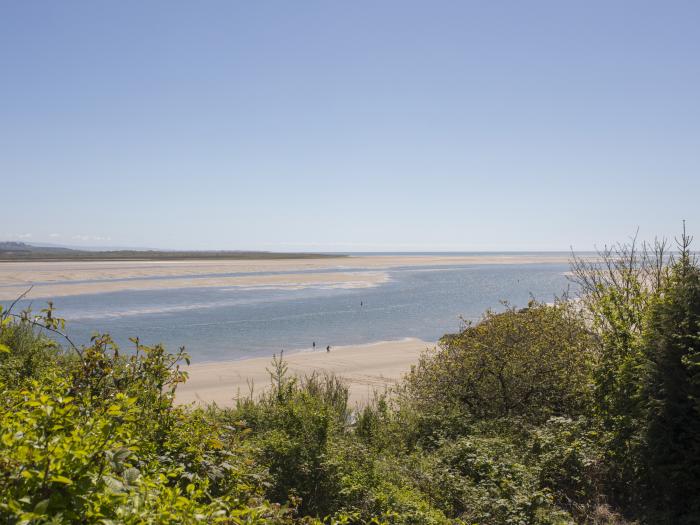 Bwthyn, Borth-y-Gest, near Porthmadog, Gwynedd. Close to a beach. Garden. 2 pets. Woodburning stove.