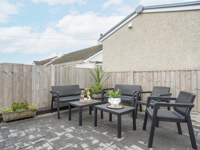 Rhiwlas Bach, Benllech, Anglesey. WiFi. Close to a shop, a pub and a beach. Off-road parking. Garden