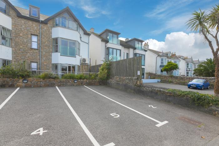 2 Four Seasons is in Carbis Bay, in Cornwall. Ground-floor apartment, ideal for families. Near beach