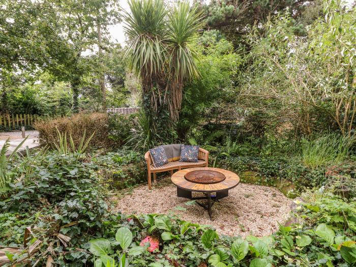 The Happy Hut near Christchurch, Devon. Ideal for couples. Serene setting. Close to an excellent pub