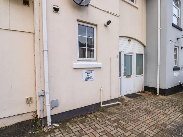 1 Ilsham Cottages, Torquay, Devon. Close to a shop, a pub, and a beach. Close to a National Park. TV