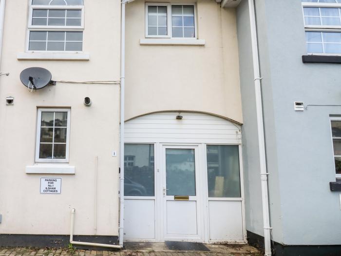 1 Ilsham Cottages, Torquay, Devon. Close to a shop, a pub, and a beach. Close to a National Park. TV