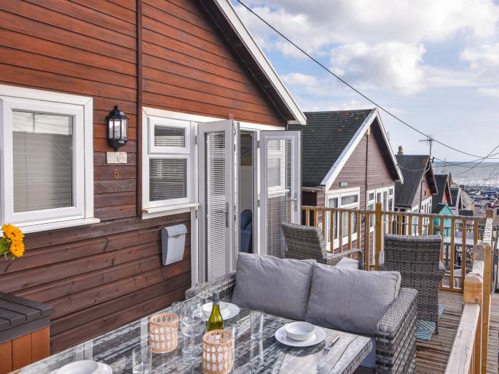 Marnie's Rest is in Lyme Regis, Dorset. Two-bed chalet enjoying sea views. Close to beach and shops.