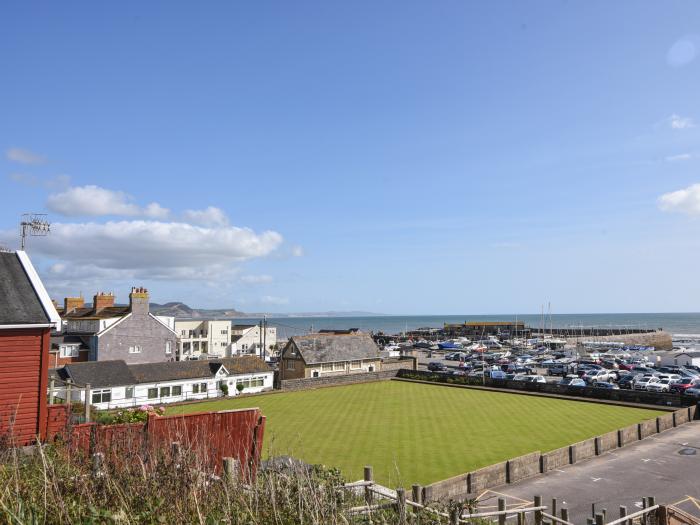 Marnie's Rest is in Lyme Regis, Dorset. Two-bed chalet enjoying sea views. Close to beach and shops.