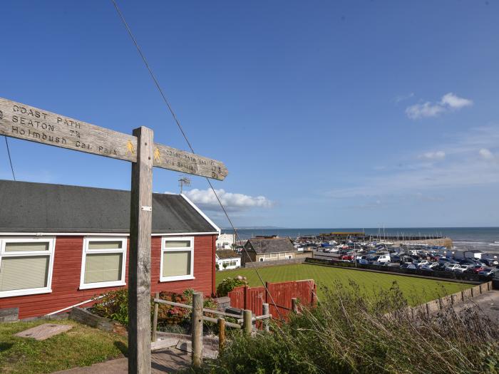 Marnie's Rest is in Lyme Regis, Dorset. Two-bed chalet enjoying sea views. Close to beach and shops.