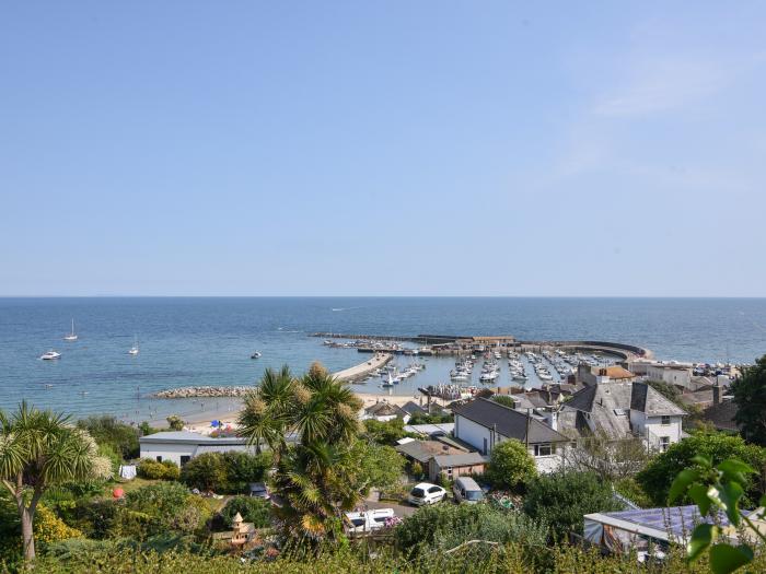 Marnie's Rest is in Lyme Regis, Dorset. Two-bed chalet enjoying sea views. Close to beach and shops.